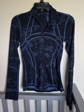 Lululemon Define Jacket In Heathered Camo Navy and Blue Oil Slick Womens Size 2